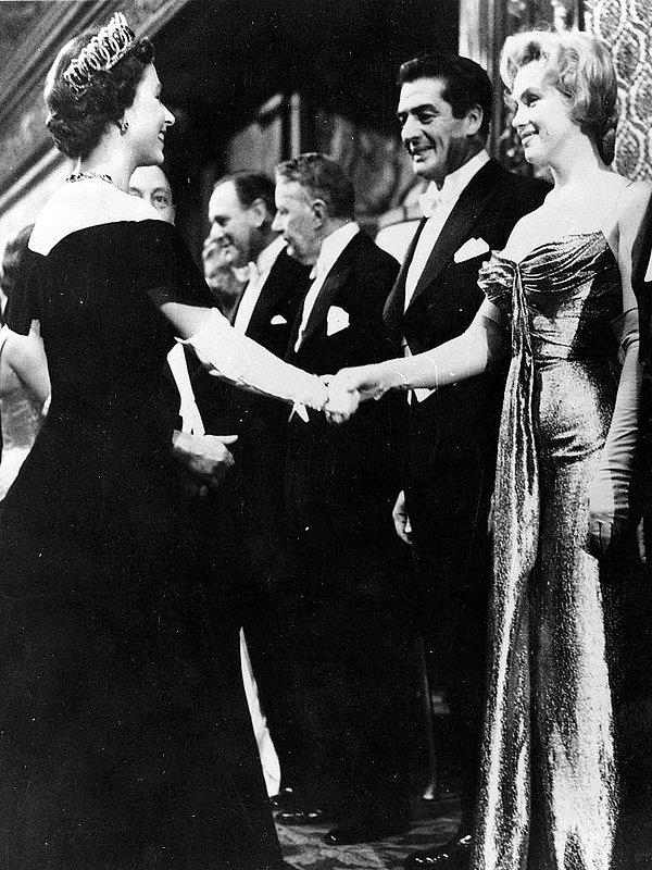 16. 1956 yılında Marliyn Monroe Londra'da Kraliçe Elizabeth II tarafından karşılanıyor.