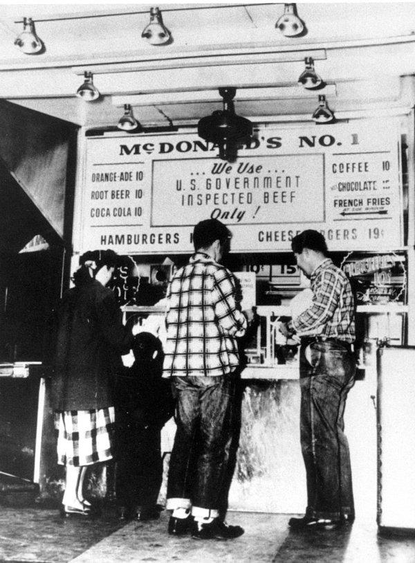 22. 1948 yılında California San Bernadino'da Dick ve Maurice McDonald kardeşler ilk McDonald's restoranını açarken.