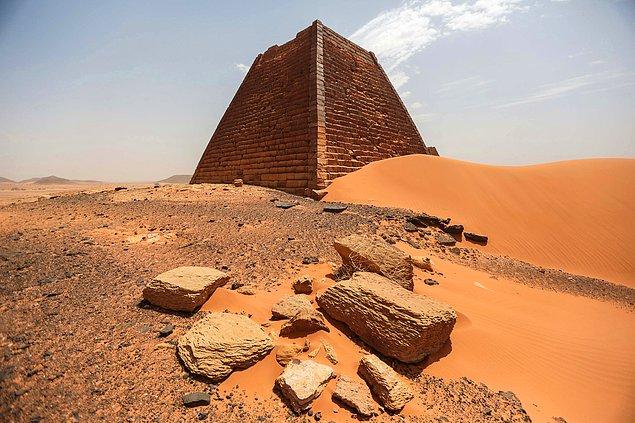 10. Meroe piramitlerinden bir tanesi