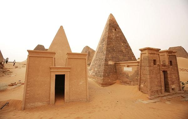 15. Kraliyet üyelerine ait piramitlerden bazıları