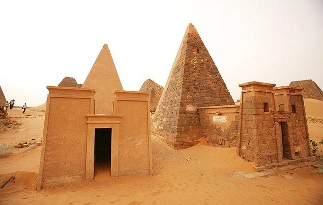 15. Kraliyet üyelerine ait piramitlerden bazıları