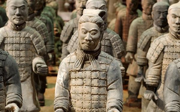 M.Ö. 221 yılı – Çin İmparatoru Shih Huang’un askerlerinin taktığı kravatlar