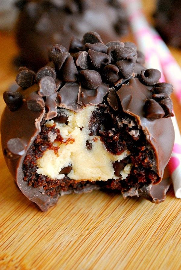 2. İçine Çikolata Parçacıklı Kurabiye Hamuru Saklı Brownie Topları