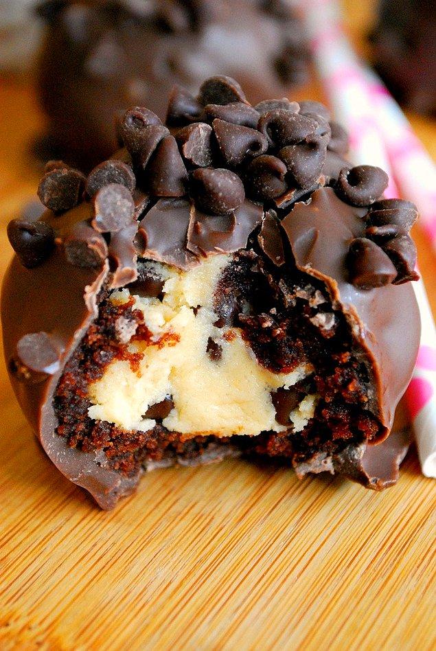 2. İçine Çikolata Parçacıklı Kurabiye Hamuru Saklı Brownie Topları