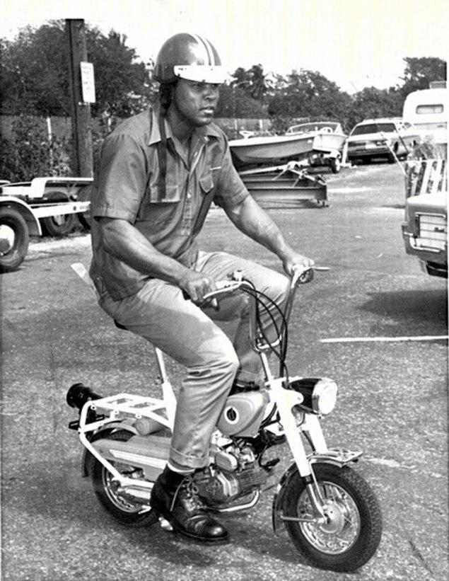 16. 1971'de küçük bir motosikletle