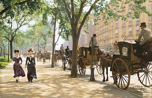 18. Madison Square Park'da yolcu bekleyen at arabaları (1900)