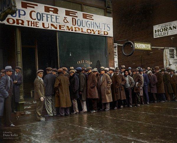9. Chicago'da büyük buhran sırasında iş için Al Capone'un restorantı'nın önünde bekleyen insanlar (1931)
