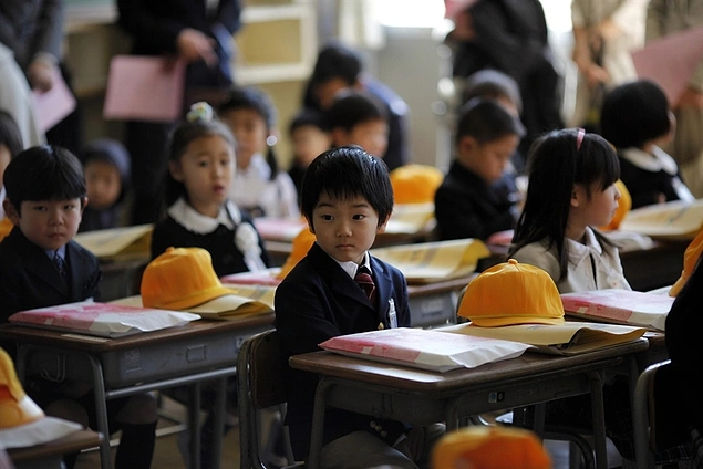 Japonya’da 6 yaşını dolduran her çocuk 6 yıl süren ilkokula başlar.