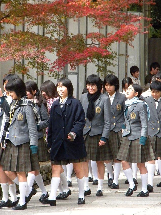 5. Japonya’da okul yılı , 1 Nisan’da başlar ve 31 Mart’ta biter.