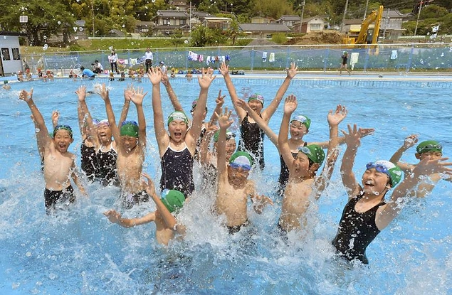 Okulların % 90’ında jimnastik salonu, % 75’inde yüzme havuzu bulunmaktadır.