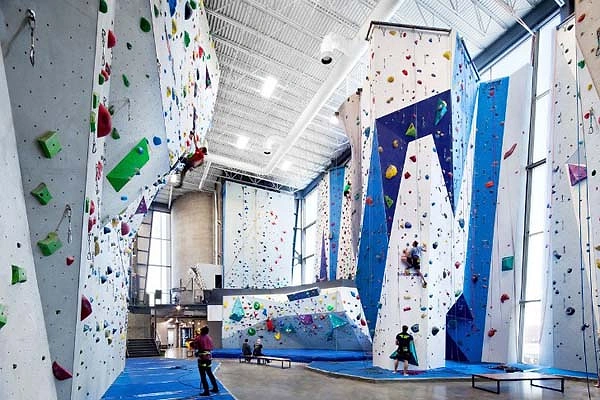 artık tırmanma duvarlarından oluşan bir spor salonu.