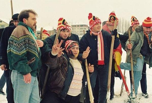 11. Aralık 1992 Bartın Şehir Stadı | Maçın oynanması için karla kaplı zemini temizleyen Galatasaraylılar.