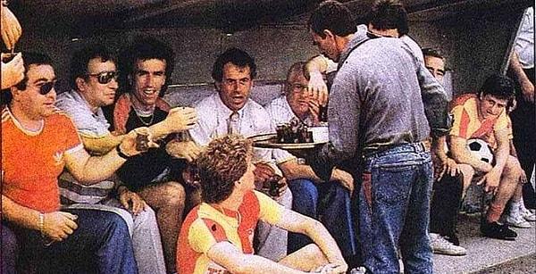 13. Adana Şehir Stadı Mayıs 1988 | Maç esnasında Galatasaray yedek kulübesine yapılan çay servisi. (Adana Demirspor - GS)