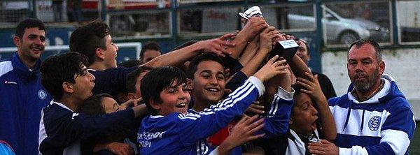 11. Her İzmirli çocukluğunda İzmirspor altyapısının farklı bir branşında oynamıştır.