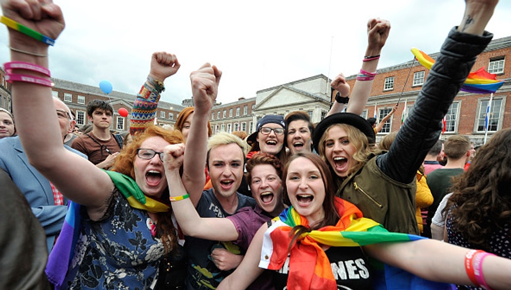 İrlanda'dan Geçen Gökkuşağı: Eşcinsel Evliliğe "Evet"