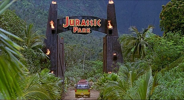 2) Michael Crichton'un romanından uyarlanan Jurassic Park 1 ve 2 filmlerinin yönetmeni, sinemanın dahi çocuğu Steven Spielberg. Güçlü özel efektleriyle dikkat toplayan filmin gişede büyük başarı elde etmesi, 2 devam filmi çekilerek bir seri olmasını sağlamıştı.