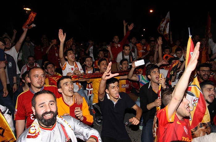 Beşiktaşlı Taraftarlar Galatasaraylıları Denize Attı