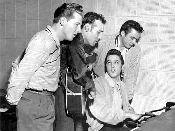 3. Sun Studios'ta bir araya gelen Elvis Presley, Carl Perkins ve Jerry Lee Lewis, birlikte birkaç parça çaldılar. Ekip daha sonra aralarına Johnny Cash'in de katılmasıyla “Million Dollar Quartet” olarak anılmaya başladı. (1956)