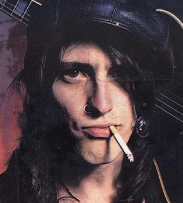 15. Guns N’ Roses'ın gitaristi Izzy Stardlin, uçakta çok uzun süre tuvalet sırası beklediği için sinirlenerek uçağın ortasına çişini yaptı ve göz altına alındı. Menajeri bu durumu “Izzy'nin kenidini ifade etme şekli” olarak tanımladı. (1989)