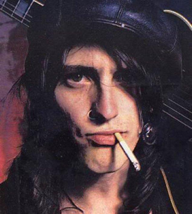 15. Guns N’ Roses'ın gitaristi Izzy Stardlin, uçakta çok uzun süre tuvalet sırası beklediği için sinirlenerek uçağın ortasına çişini yaptı ve göz altına alındı. Menajeri bu durumu “Izzy'nin kenidini ifade etme şekli” olarak tanımladı. (1989)