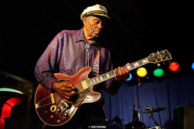 27. 84 yaşındaki Chuck Berry sahnede fenalık geçirdi. Yoğun bakıma alınan Berry, kısa süreli tedavi sonucu tekrar sağlığına kavuştu. (2011)