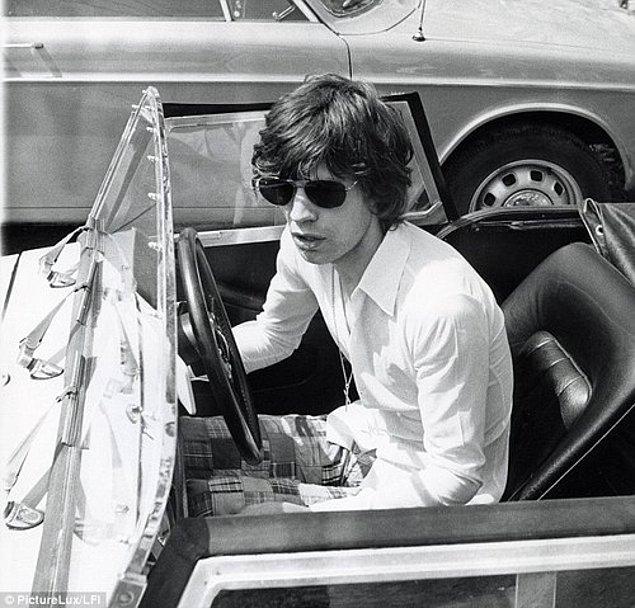 34. Mick Jagger, hatalı sollama yüzünden 16 pound trafik cezasına çarptırıldı. Kendisini tanıyan polis memuru ceza kesmeyerek küçük bir kıyak yapmak istedi, fakat Jagger bunu kabul etmedi. (1964)