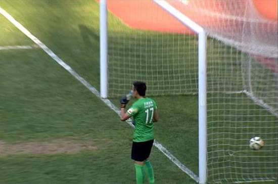 Çinli Kaleci Su İçerken Gol Yedi