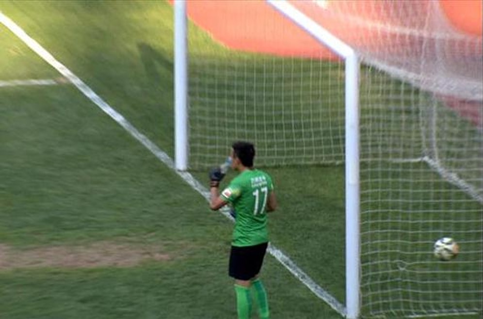 Çinli Kaleci Su İçerken Gol Yedi