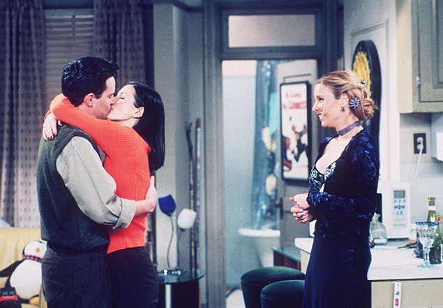 8. Lisa Kudrow da dahil olmak üzere, birçok insan Chandler' ın gay olduğunu düşünmüş.
