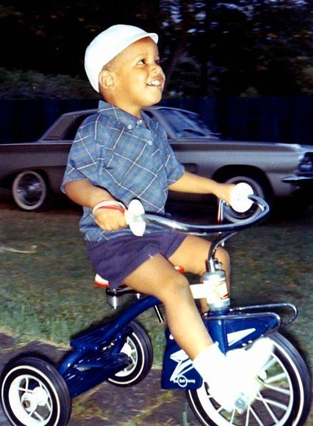 2. 4 yaşındaki Barack Obama üç tekerlekli bisikletini sürüyor. (1965)