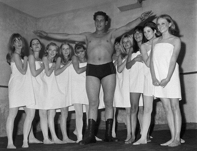 3. Fransız profesyonel güreşçi ve oyuncu Dev André'nin Paris Moda Show'undaki kızlarla fotoğrafı. (1966)