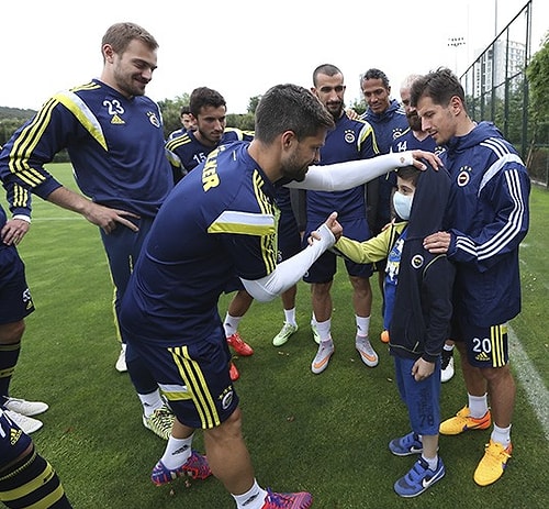 Fenerbahçeli Futbolculardan Minik Taraftara Moral