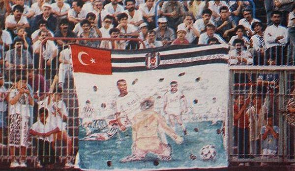 8. 1989 İnönü Stadı | Les Ferdinand'ın Beşiktaş formasıyla attığı son golün (21.06.1989 Fenerbahçe) pankartı.