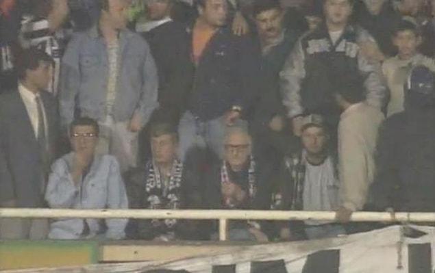 27. 1996 İnönü Stadı | Süleyman Seba, Kapalı tribünde taraftarlarla birlikte maç izliyor.