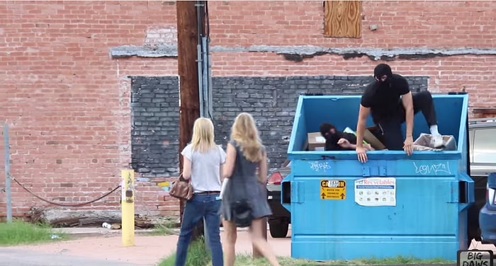 Etrafa İyilik Dağıtan Yüzleri Maskeli Adamlar | Şaka İçerir