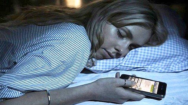 Gençler yatmadan önceki saati dikkate alarak, uyku düzenlerini ve gün içinde kullandıkları teknolojik aletleri kayıt altına alıyorlar. Peki ya sonuç? Araştırmacıların deyimiyle doz-etki ilişkisi; yani bu aletleri daha çok kullanan, uykusuzluk riskiyle daha çok karşılaşıyor.
