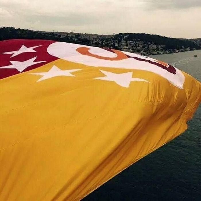 Köprülere Galatasaray Bayrağı Asıldı