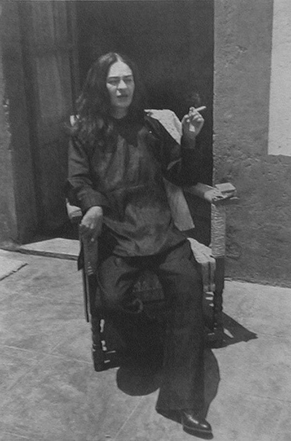 Saten pijamalarıyla Frida, 1948