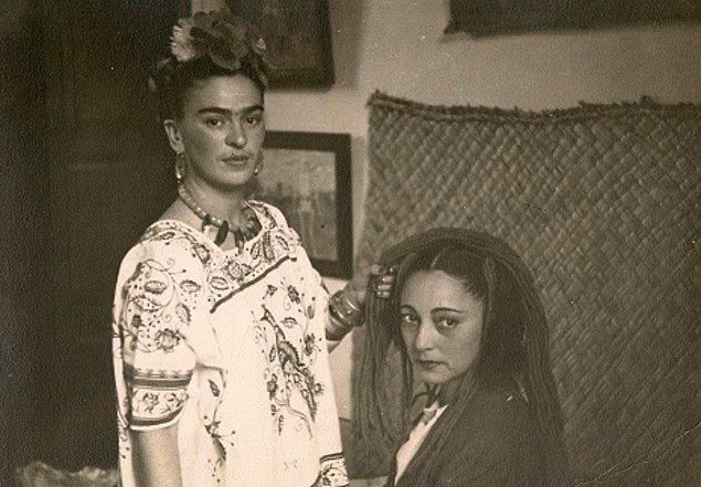 Frida, arkadaşı Rosa Covarrubias'ın saçını yapıyor, 1938