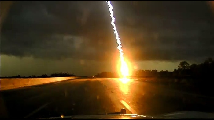 Yol Kenarına Düşen Yıldırım Polis Aracı Kamerası Tarafından Kaydedildi
