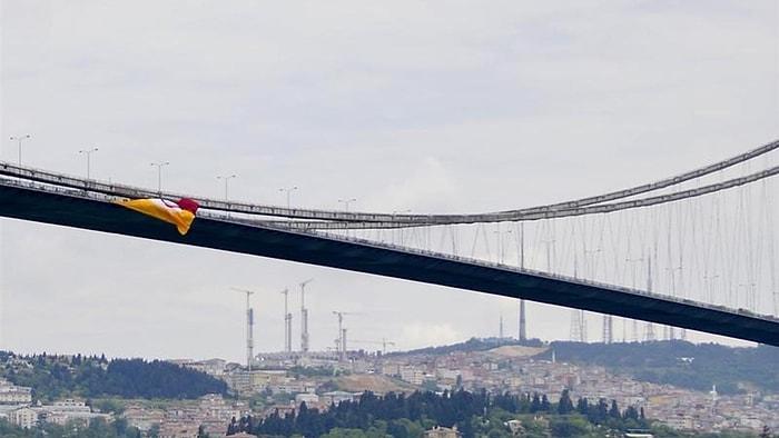 Galatasaray Bayrağı İpleri Kesilerek Denize Atıldı