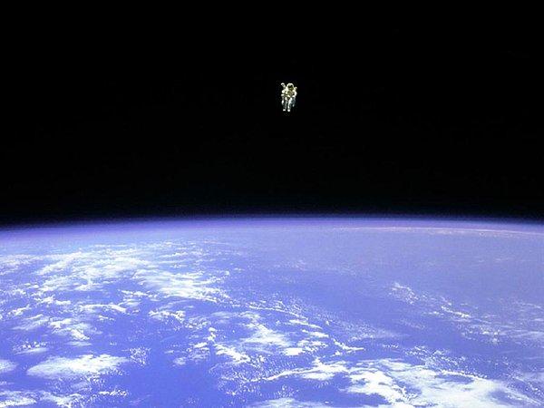 1984 BRUCE MCCANDLESS : "İnsanlı Manevra Ünitesi"ni kullanarak herhangi bir başka uzay aracına bağlı olmadan ilk serbest uçuşu gerçekleştiren ABD'li astronot.