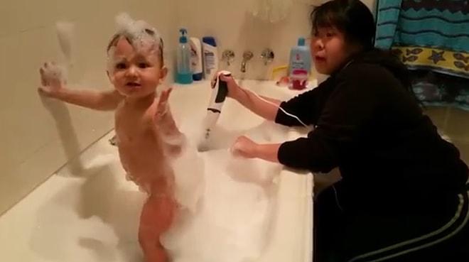 Anne ve Bebeğinin Eğlenceli Banyo Serüveni