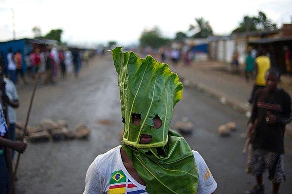 5. Burundi'de yine bir protestocu yapraktan yaptığı bir maske takmış.