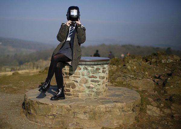 7. İngiltere'deki bu kız, kısmi güneş tutulması görebilmek için kaynak maskesi kullanıyor.