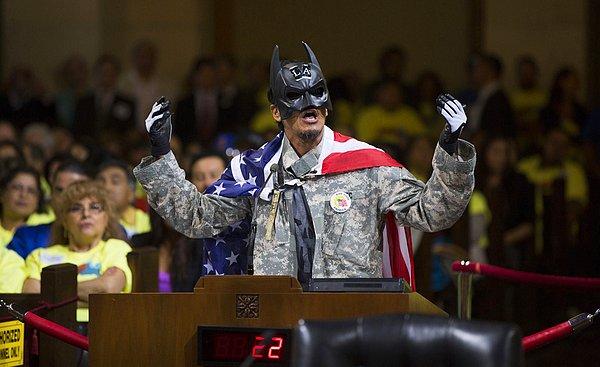 12. Batman maskeli bu adam, Kent Konseyi oylaması öncesinde, Los Angeles şehir salonunda asgari ücretin artması için konuşma yapıyor.