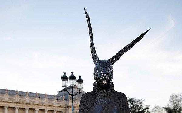 13. Tavşan maskeli bu adam, Paris moda haftası kapsamındaki Maison Margiela'nın sonbahar-kış koleksiyonu için poz veriyor.