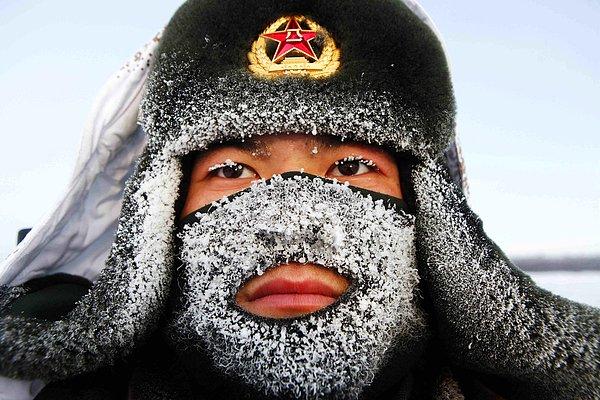 14. Çin ve Rusya yakınında nöbet tutan bu askerin şapkası ve maskesi buzla kaplanmış.