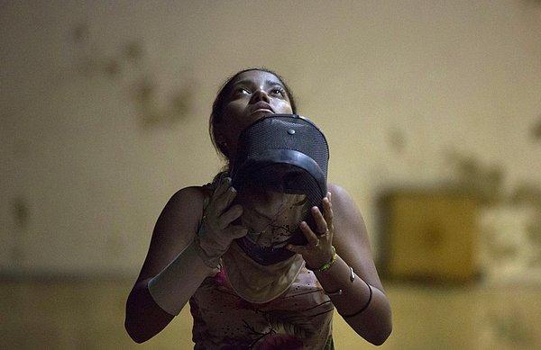 30. 14 yaşındaki Yexibel Gainsa, Küba'da ''Barbados Şehitleri'' adı verilen bir derste maskesini çıkarıyor.