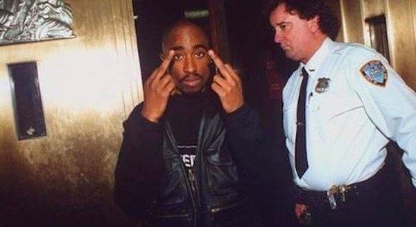 18. Cinsel taciz suçundan tutuklanan Tupac, 1.4 milyon dolarlık kefaletle serbest bırakıldı. (1992)